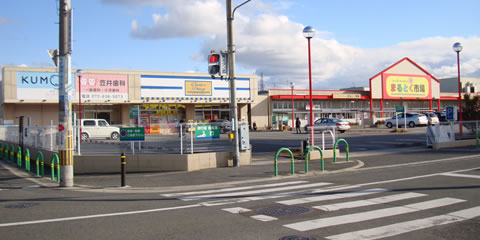 駐車場多数あり(まるとく市場平田店、ケアーズドラッグ平田店との共同駐車場です)